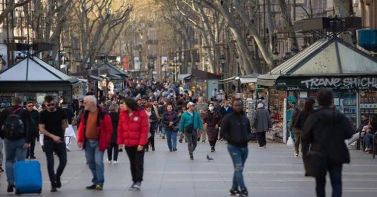 Imagen de personas paseando por las Ramblas de Barcelona, días antes del inicio de la pandemia