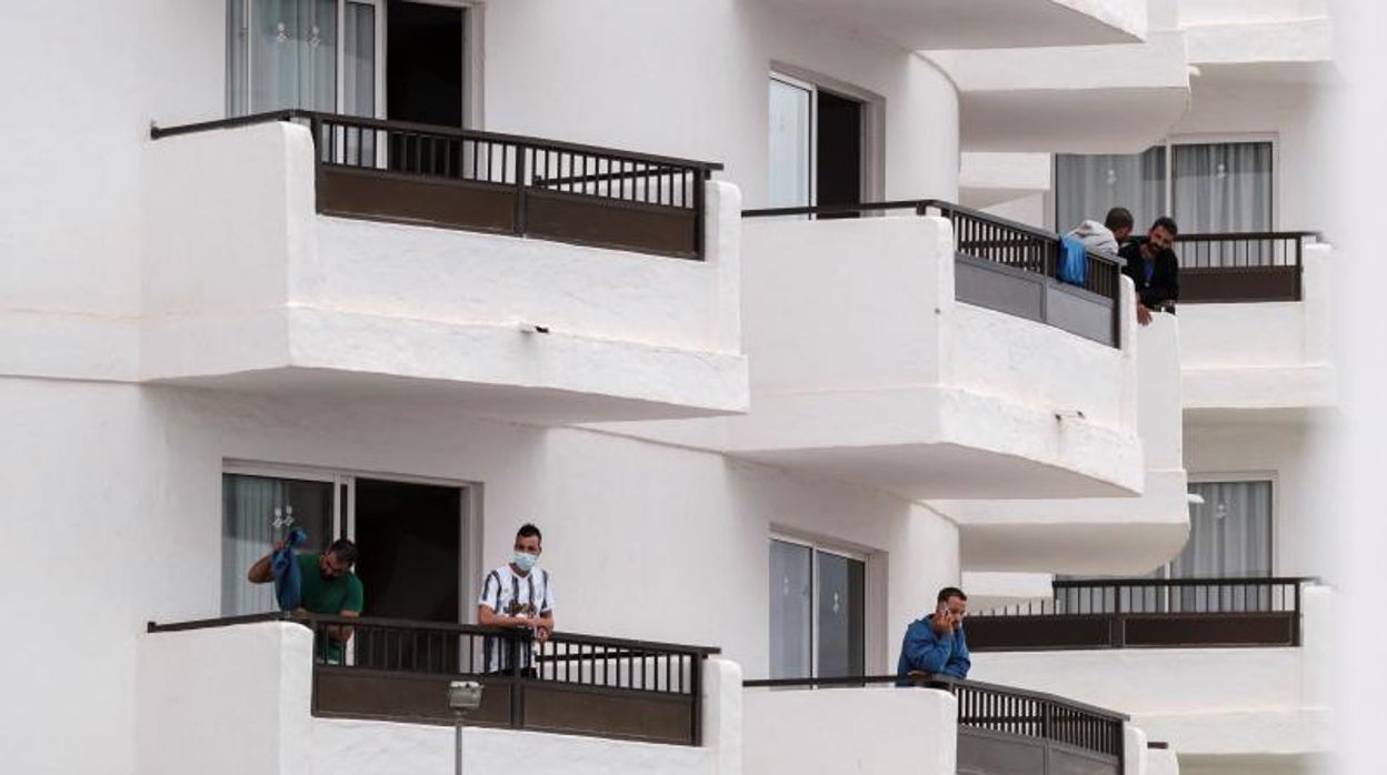 Inmigrantes alojados en un hotel del municipio de San Bartolomé de Tirajana, contiguo a Mogán