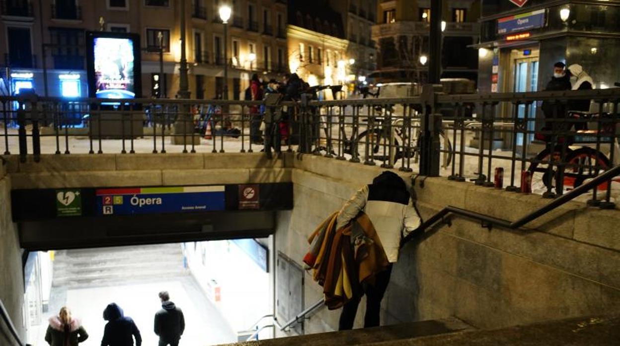 Usuarios de Metro acceden al suburbano en Ópera durante la noche tras la gran nevada