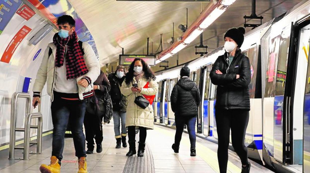 Varios usuarios del Metro de Madrid utilizan este modo de transporte durante la borrasca Filomena