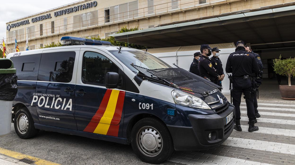 Imagen de archivo de la Policía Nacional a las puertas de un hospital