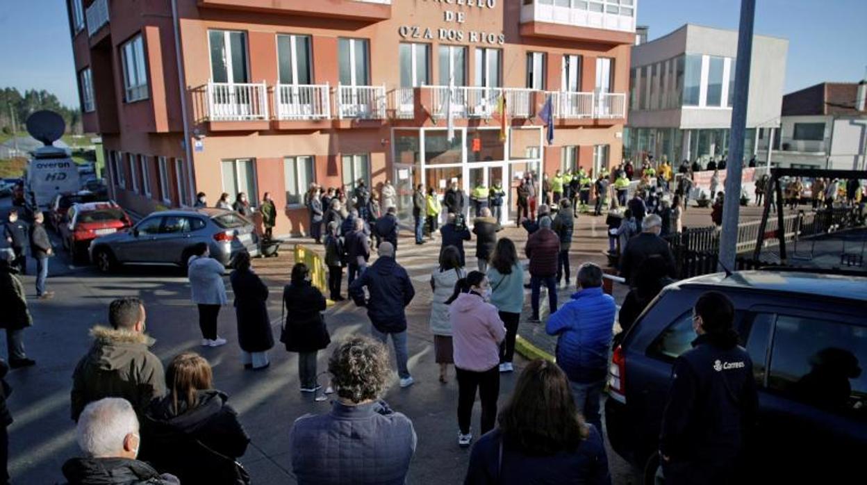 Acto de homenaje a la víctima en Oza Cesuras la mañana de este lunes