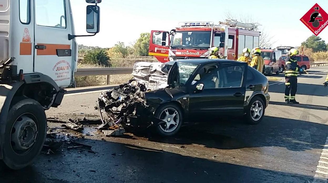 Imagen del coche siniestrado tras chocar con un camión