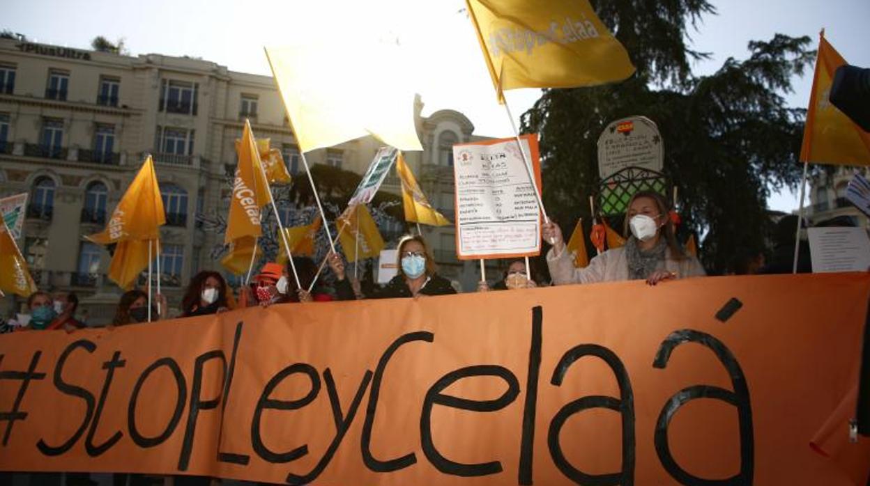 Concentración de colectivos de la educación concertada contra la Ley Celaá el día de su aprobación