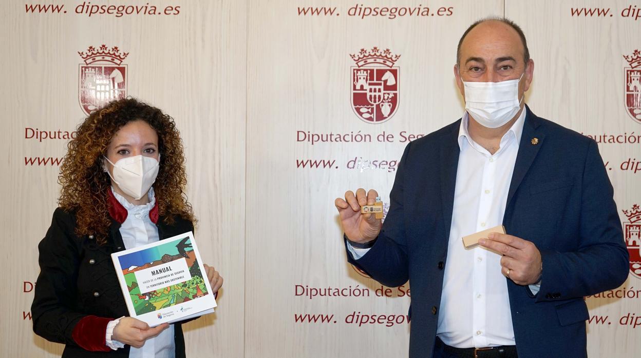 El presidente de la Diputación de Segovia, Miguel Ángel de Vicente, junto a la diputada Noemí Otero, durante la presentación del manual