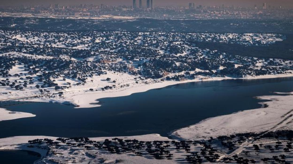 El embalse de El Pardo rodeado de nieve tras el paso de la borrasca Filomena