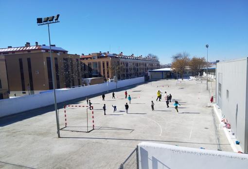 El patio del colegio este lunes, totalmente despejado de nieve