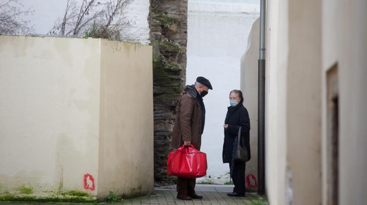 Dos personas paseando en Lugo el primer día de restricciones el pasado viernes