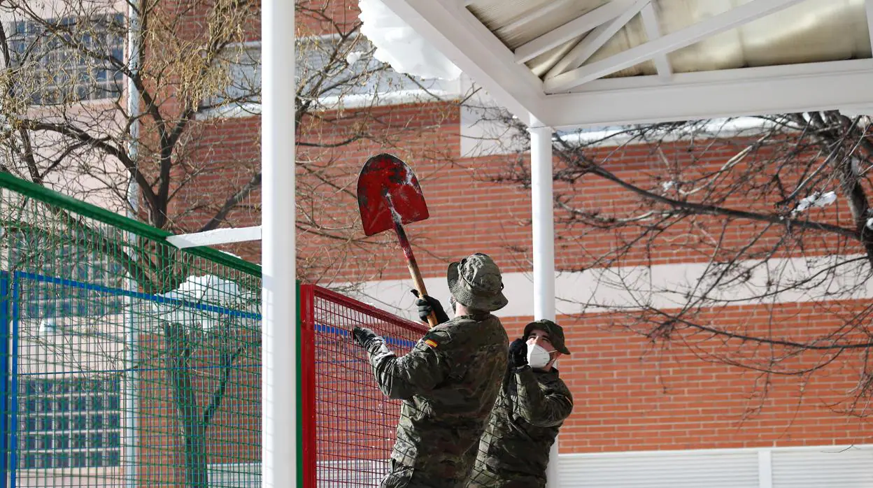 Militares de la UME limpian un colegio en Madrid