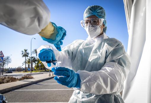 Imagen de la toma de PCR en el hospital San Joan d'Alacant