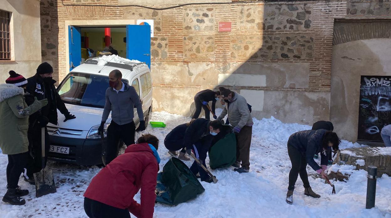 Los padres del colegio de las Terciarias, en el Casco Histórico, trabajaron durante todo el fin de semana para adecentar el centro