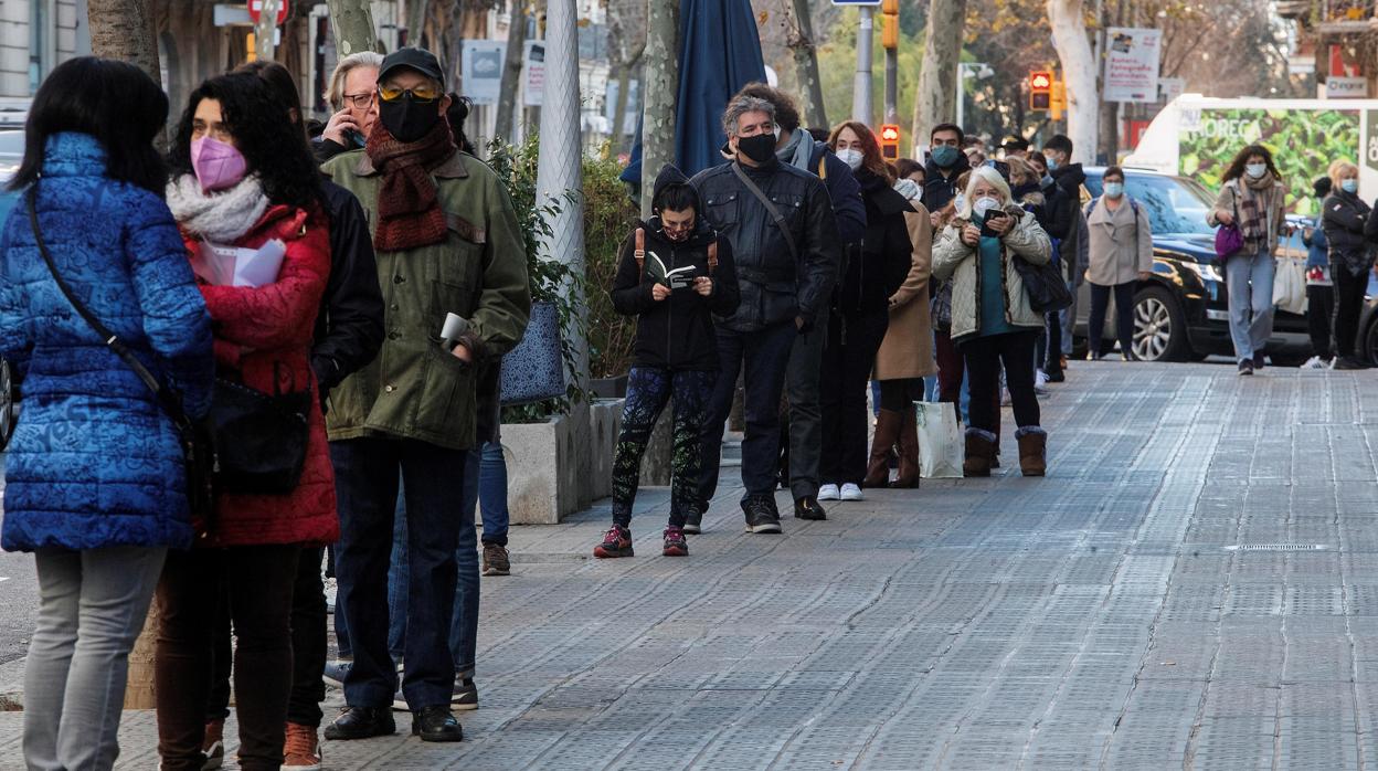 Colas para una prueba del coronavirus en Barcelona