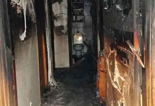 El piso ha quedado arruinado por el fuego y el humo