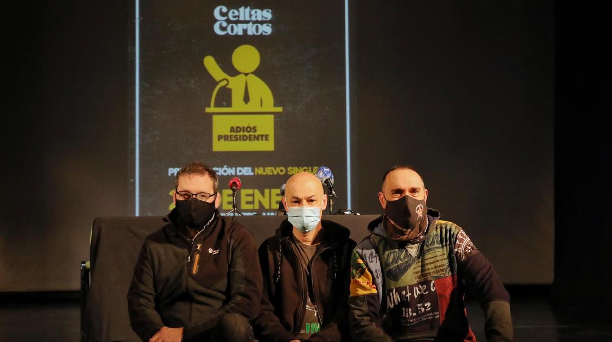 Alberto García, Jesús Cifuentes y Goyo Yeves, durante la presentación del single