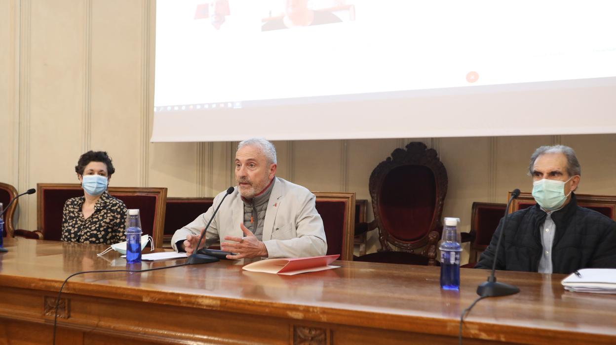 María Nuin, Carlos Artundo y Gregorio Achutegui, representantes del departamento de Salud.