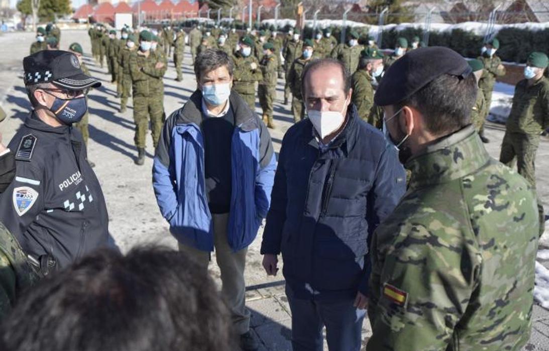 El alcalde de Guadalajara, Alberto Rojo, conversa con el Ejército de Tierra, que sigue trabajando en la retirada de nieve y hielo en la ciudad