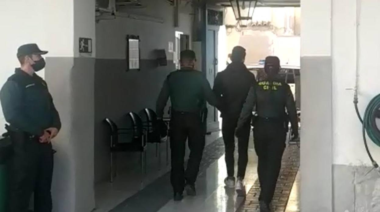 Efectivos de la Guardia Civil de San Juan custodian a uno de los detenidos