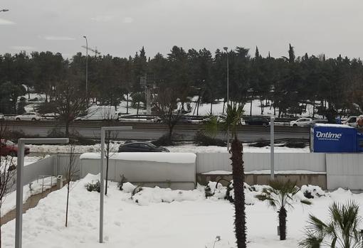 Hilera de coches retenidos durante la hora punta de la mañana del miércoles en la A-2