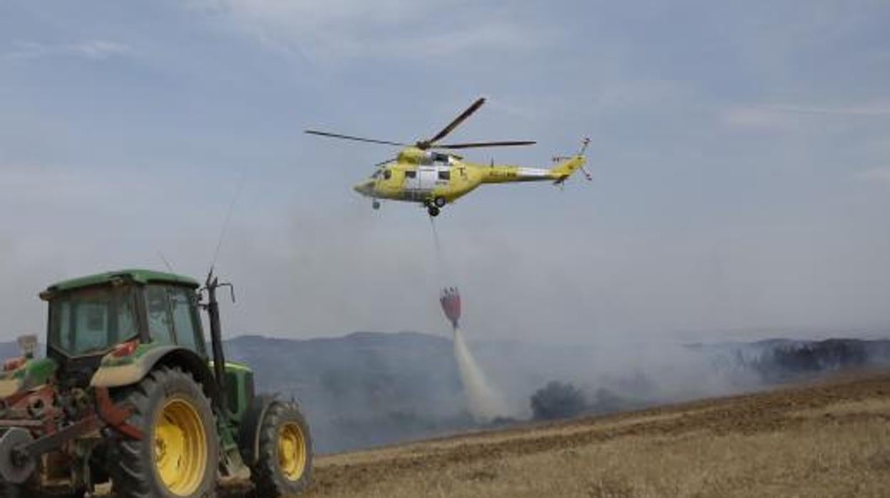 Helicóptero de extinción de incendios forestales, en plena intervención