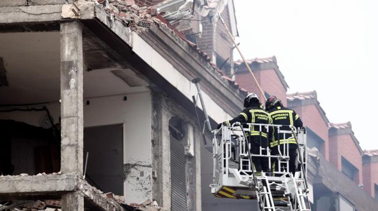 Dos bomberos trabajan en un inmueble momentos posteriores a una fuerte explosión