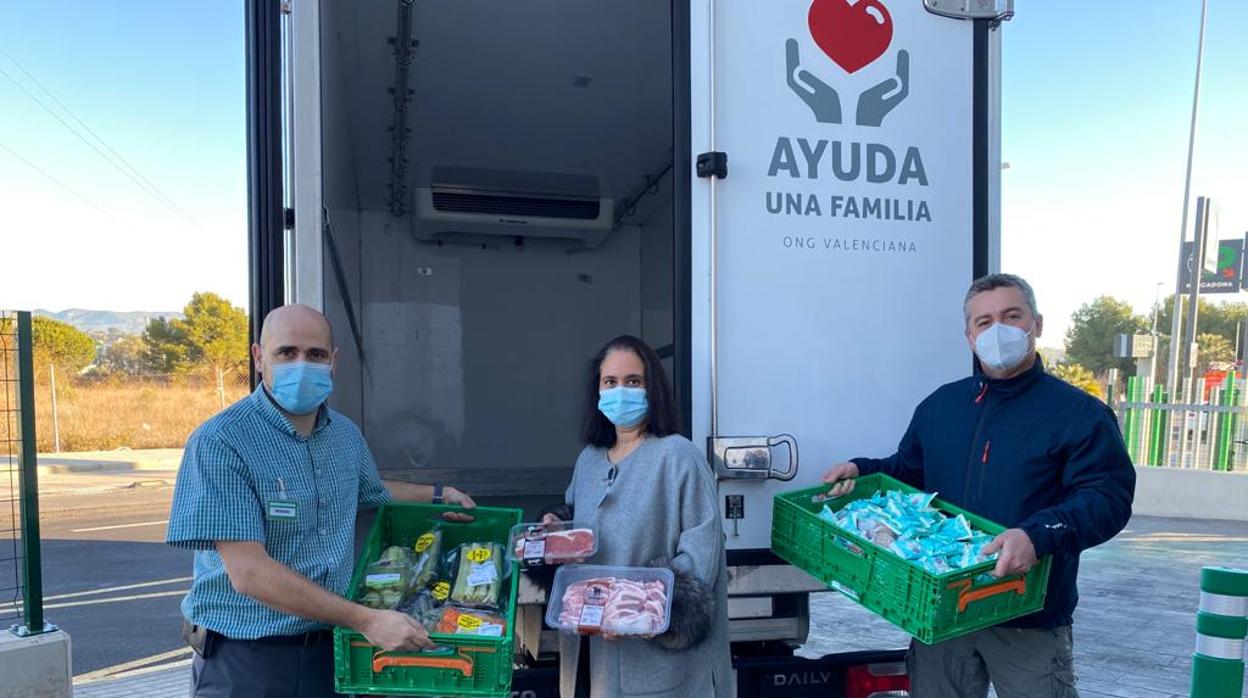 Entrega de alimentos por personal de la Fundación Ayuda Una Familia