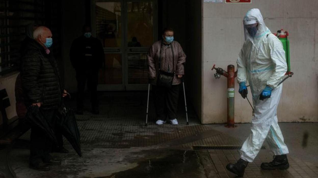 Un empleado municipal desinfecta el acceso a un hospital gallego este miércoles