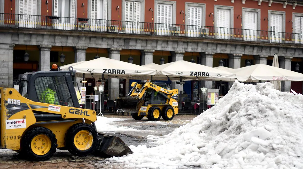 Maquinaria retirando nieve de la Plaza Mayor de Madrid