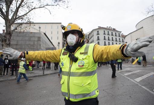 Un trabajador de emergencia, en el lugar de la explosión
