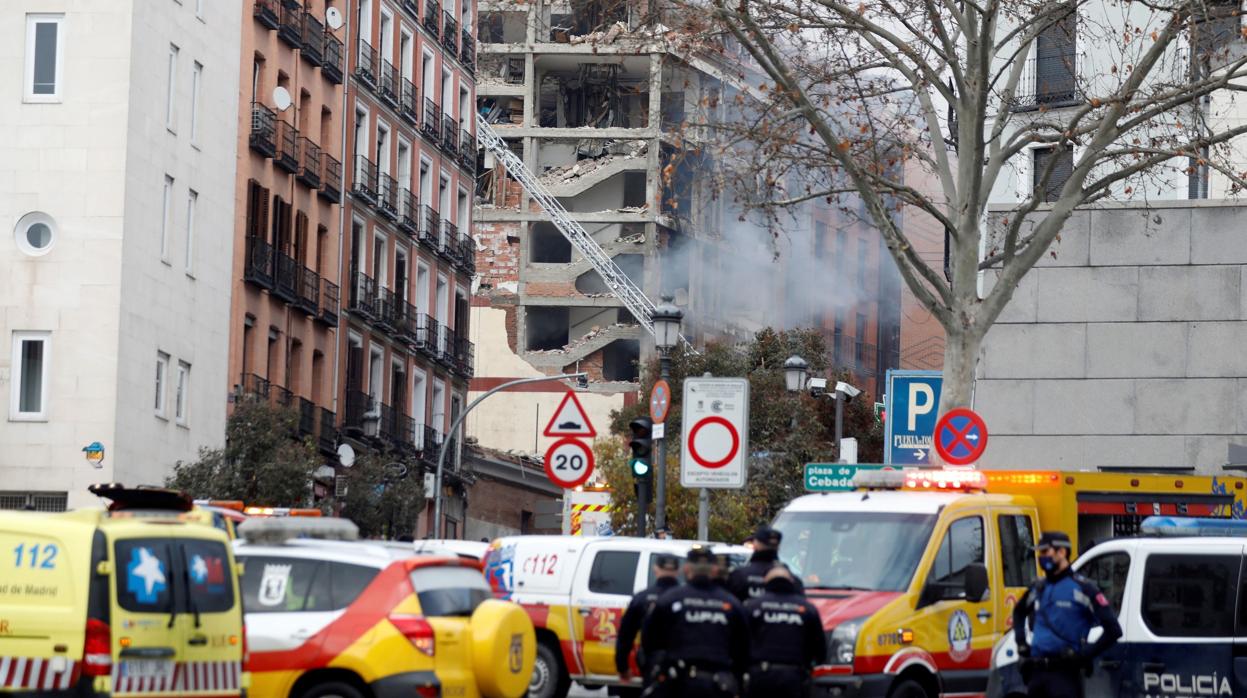Vehículos de Emergencias junto al edificio de la calle de Toledo