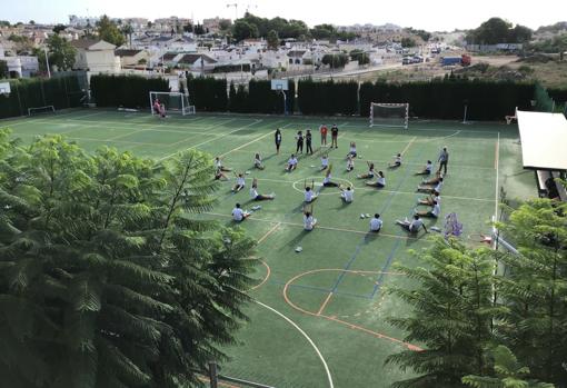 Alumnos haciendo deporte en el centro educativo del Grupo Cognita