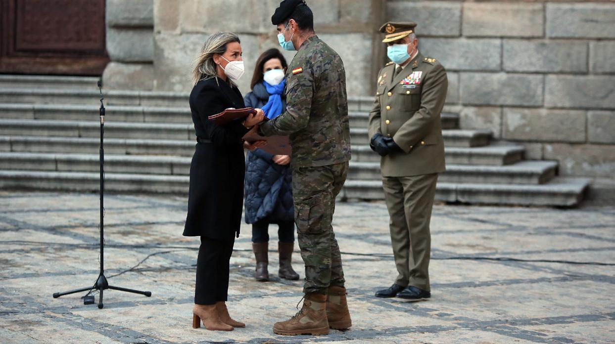 La alcaldesa entrega una espada toledana forjada por el maestro Mariano Zamorano