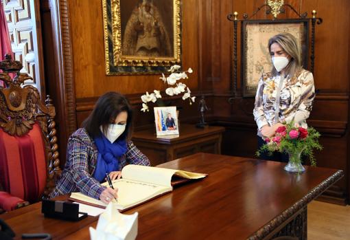 La ministra, durante la visita al Consistorio