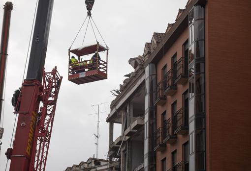 Operarios revisan la fachada del inmueble destruido