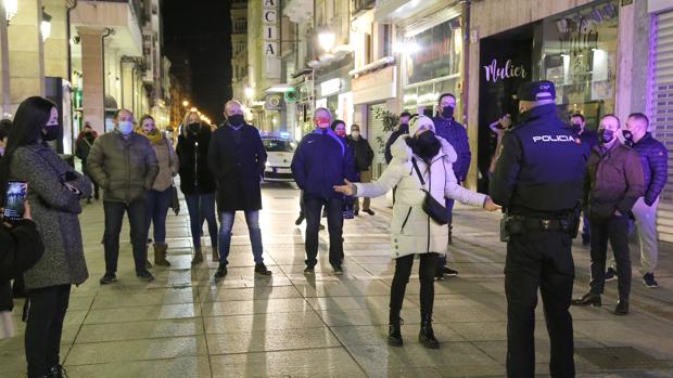Un grupo de 40 personas desafía el toque de queda con un paseo por el centro de Palencia