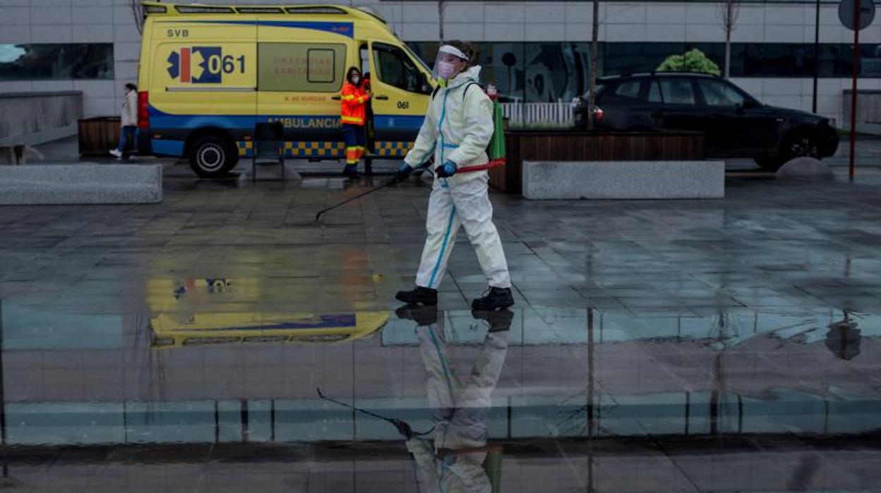 Una operaria desinfectando este viernes el hospital de Orense