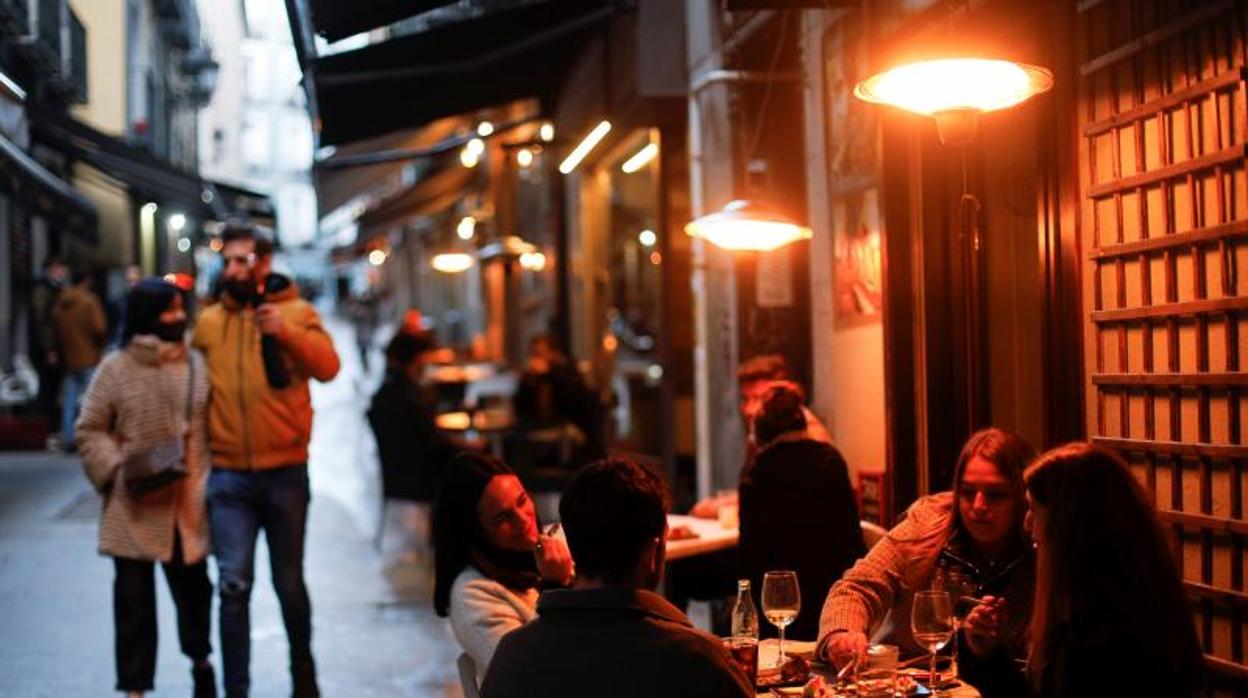 Varias personas, tomando unas consumiciones en una terraza de Madrid