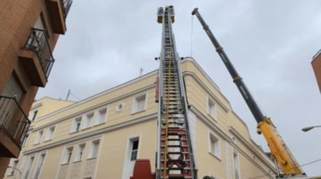 Dos grúas en el lugar del incendio