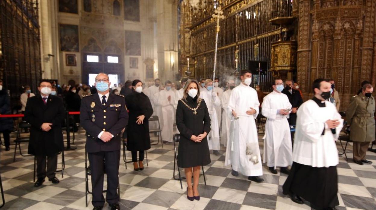 La alcaldesa y otras autoridades durante la celebración del acto litúrgico con motivo de San Ildefonso