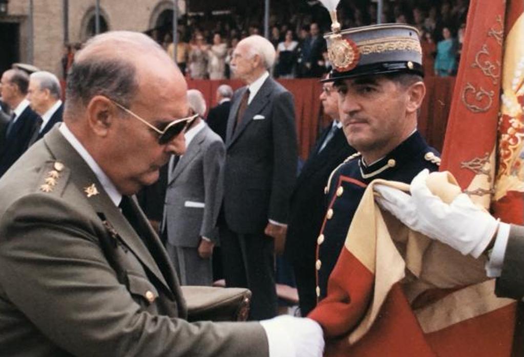 El coronel Girona jura bandera en sus Bodas de Oro