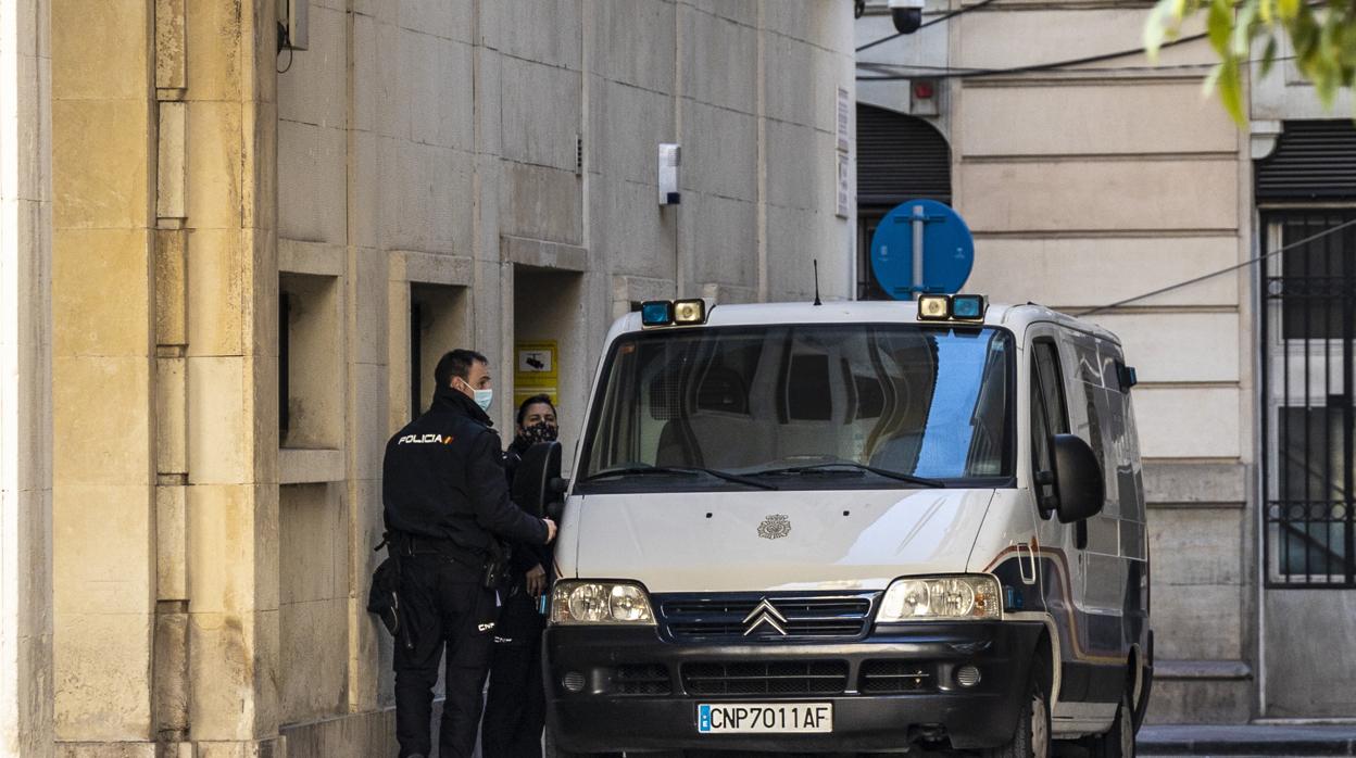 Imagen tomaa este lunes de agentes de la Policía Nacional en Alicante