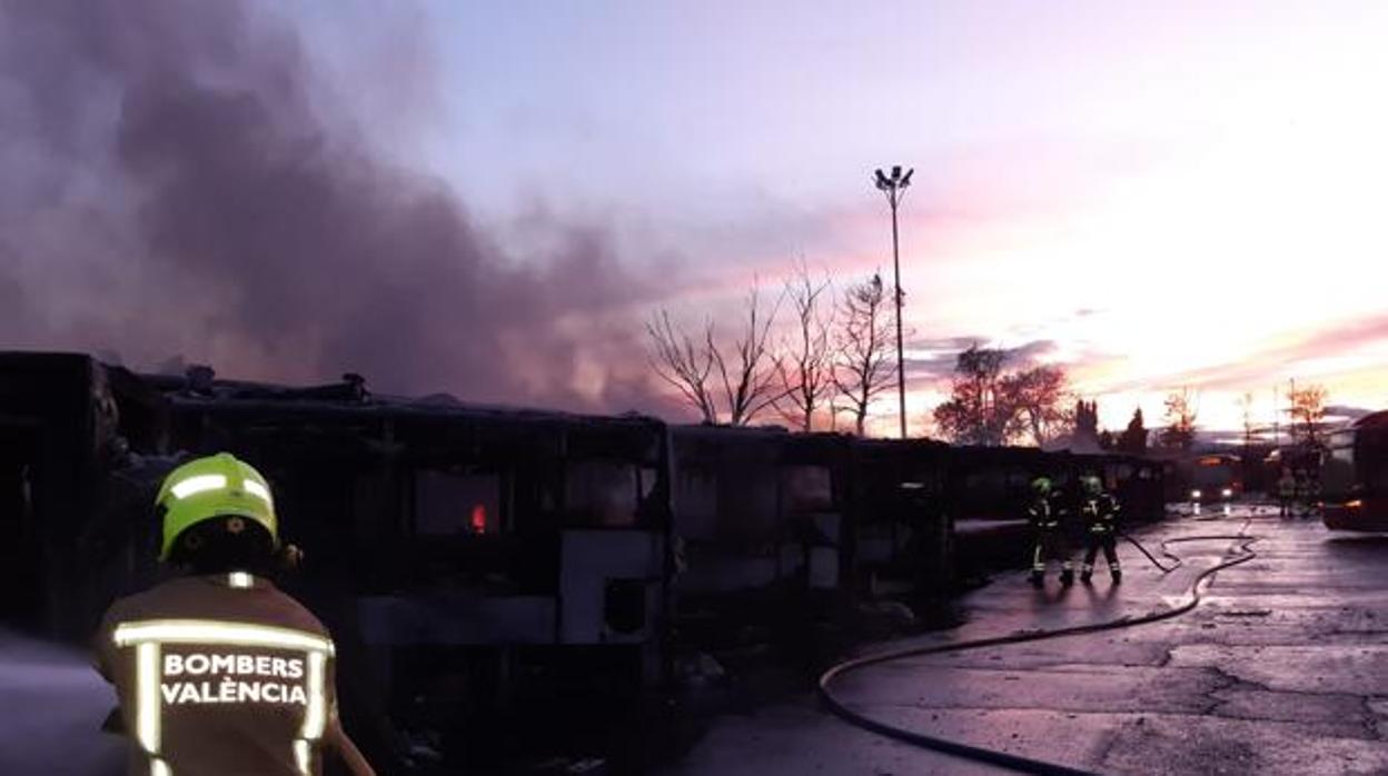 Imagen del incendio en las cocheras de la EMT de Valencia en el mes de diciembre