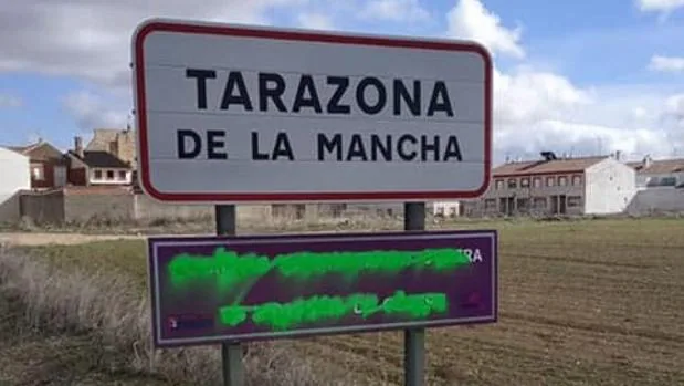 Pintan con spray el cartel contra la violencia de género en Tarazona de la Mancha