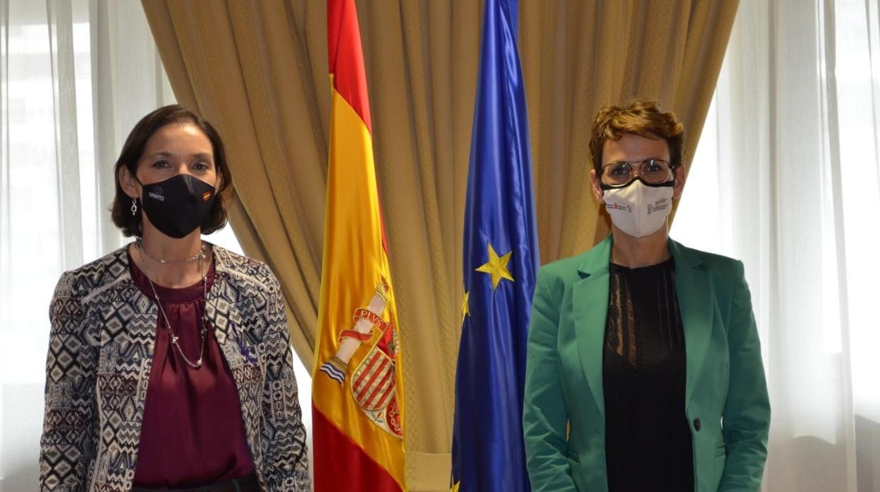 La ministra de Industria, Comercio y Turismo, Reyes Maroto, y la Presidenta de Navarra, María Chivite. en una reunió.