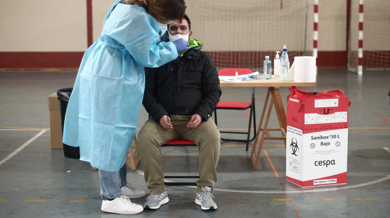 Una sanitaria hace una prueba de antígenos a un joven en el campus de Vallecas de la Universidad Politécnica