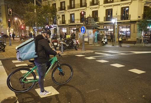 Un «rider», que puede seguir repartiendo hasta medianoche, en la glorieta de Bilbao