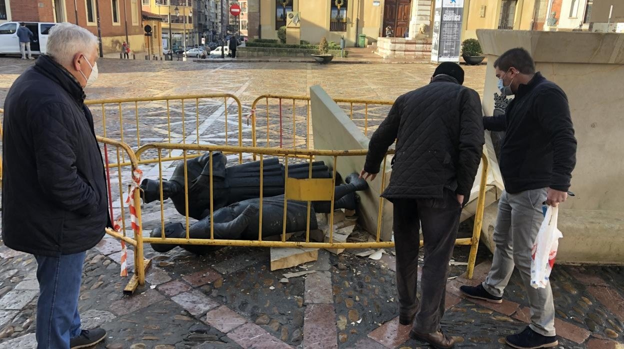 Derriban la escultura de Las Cabezadas de la plaza de San Isidoro de León al desmontar el árbol de Navidad