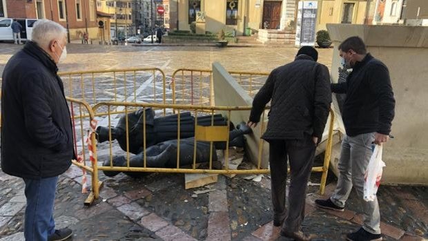 Derriban la escultura de Las Cabezadas de la plaza de San Isidoro de León al desmontar el árbol de Navidad
