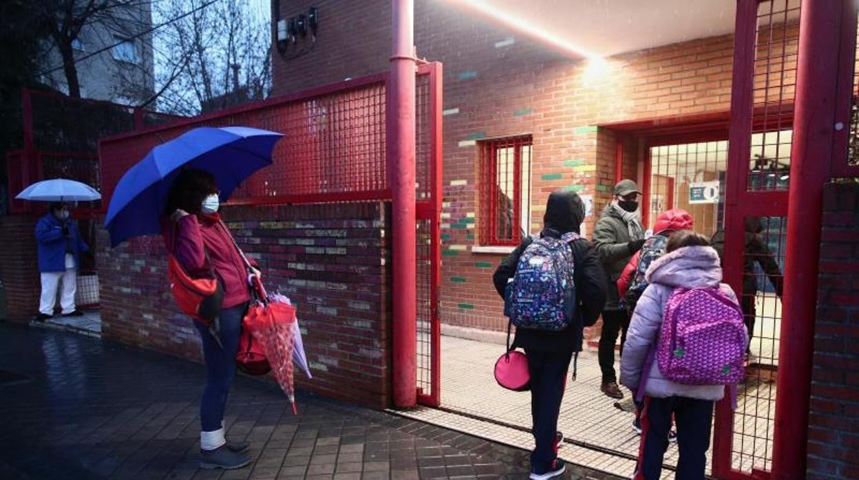 Escolares entrando en su colegio tras reiniciarse las clases este enero