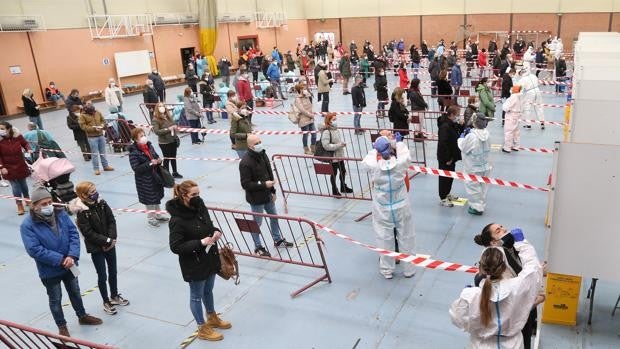 Colas y gran afluencia en las primeras horas del cribado masivo en la ciudad de Palencia
