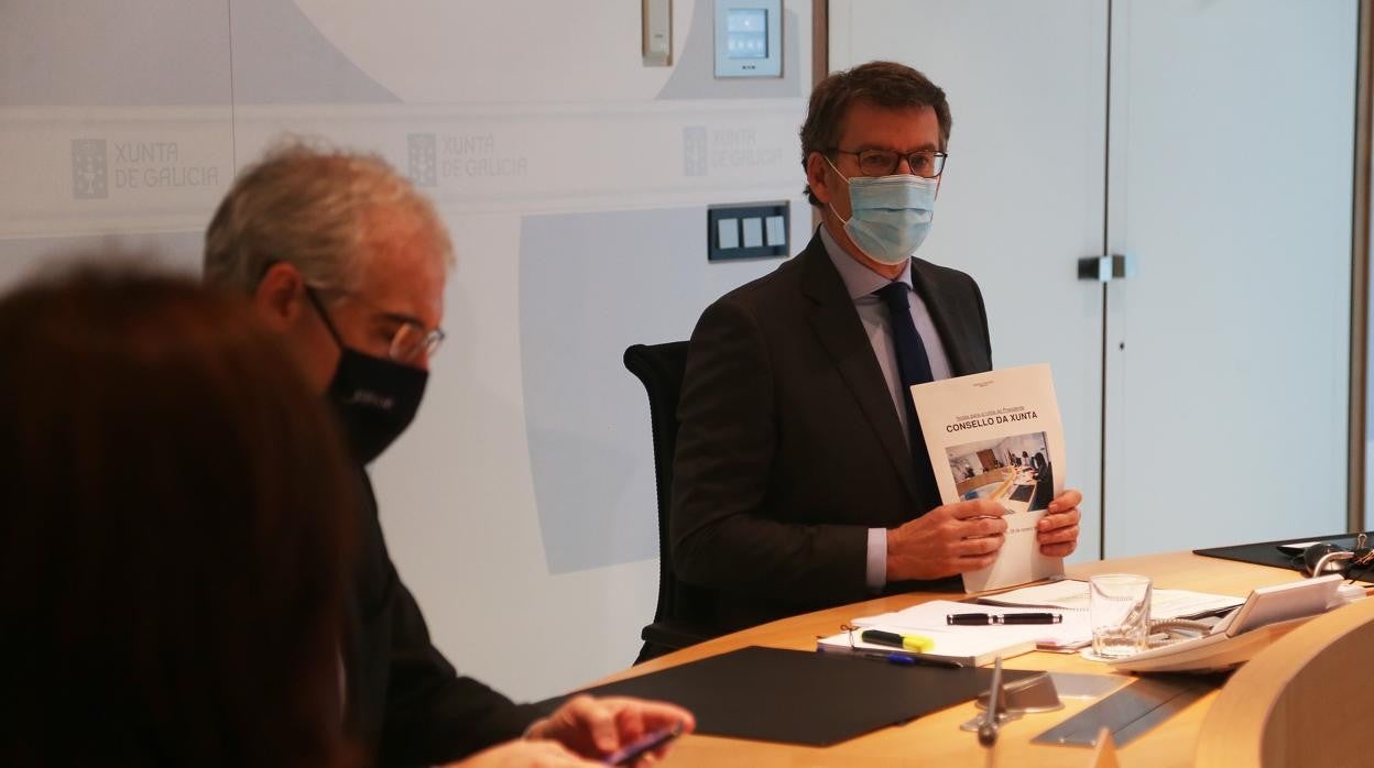 Feijóo, con el vicepresidente segundo Conde en primer término, durante el Consello de este jueves